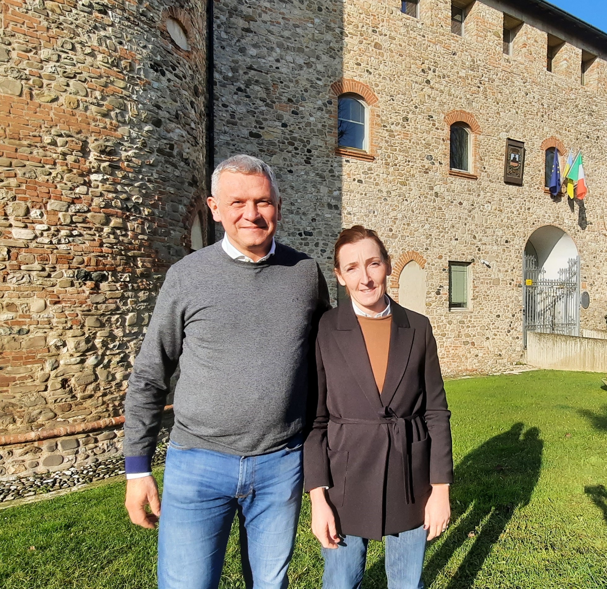 Il sindaco di Podenzano, Alessandro Piva, e la presidente della Provincia, Monica Patelli, di fronte alla sede del Municipio di Podenzano