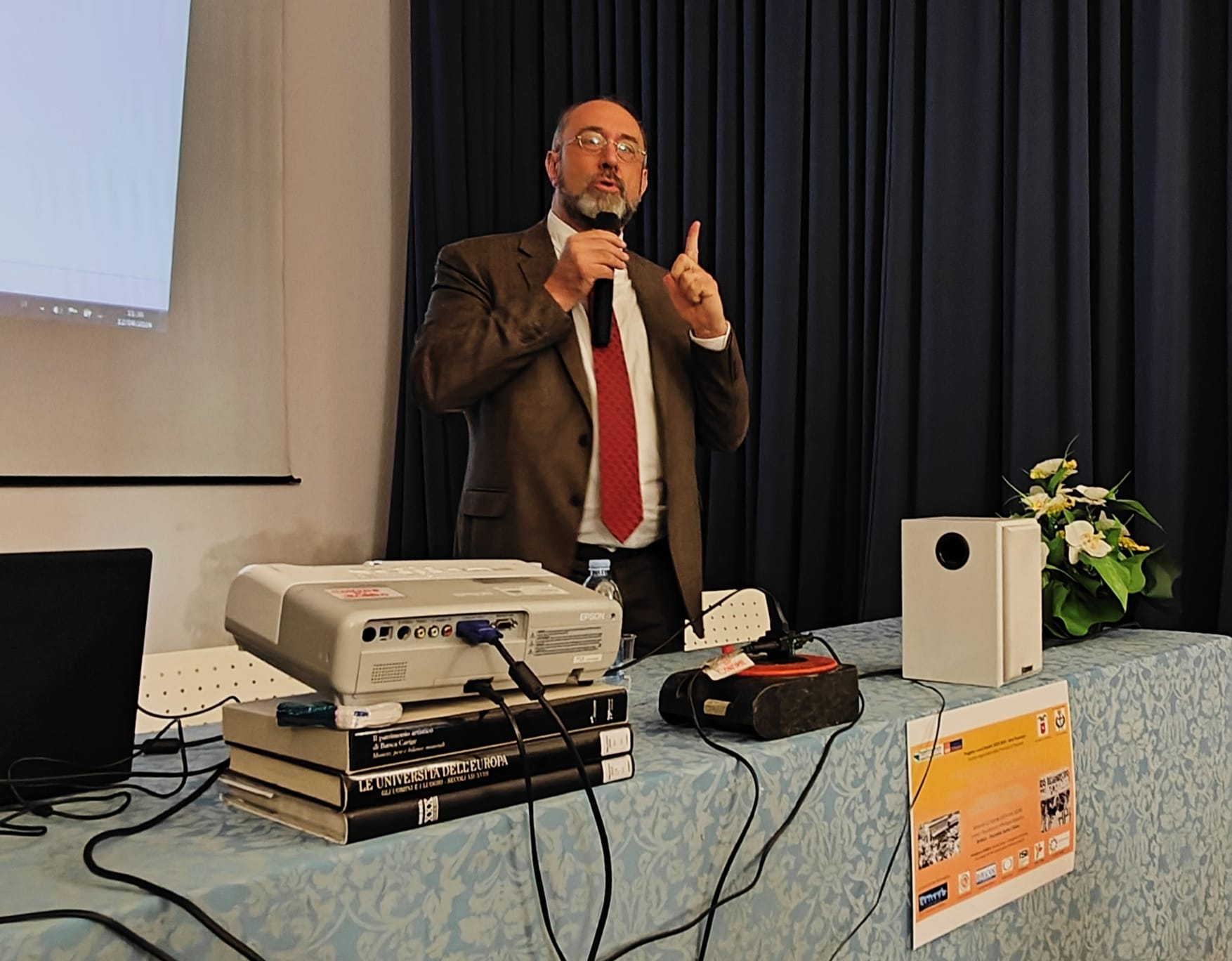 Immagine che ritrae il relatore in piedi mentre parla