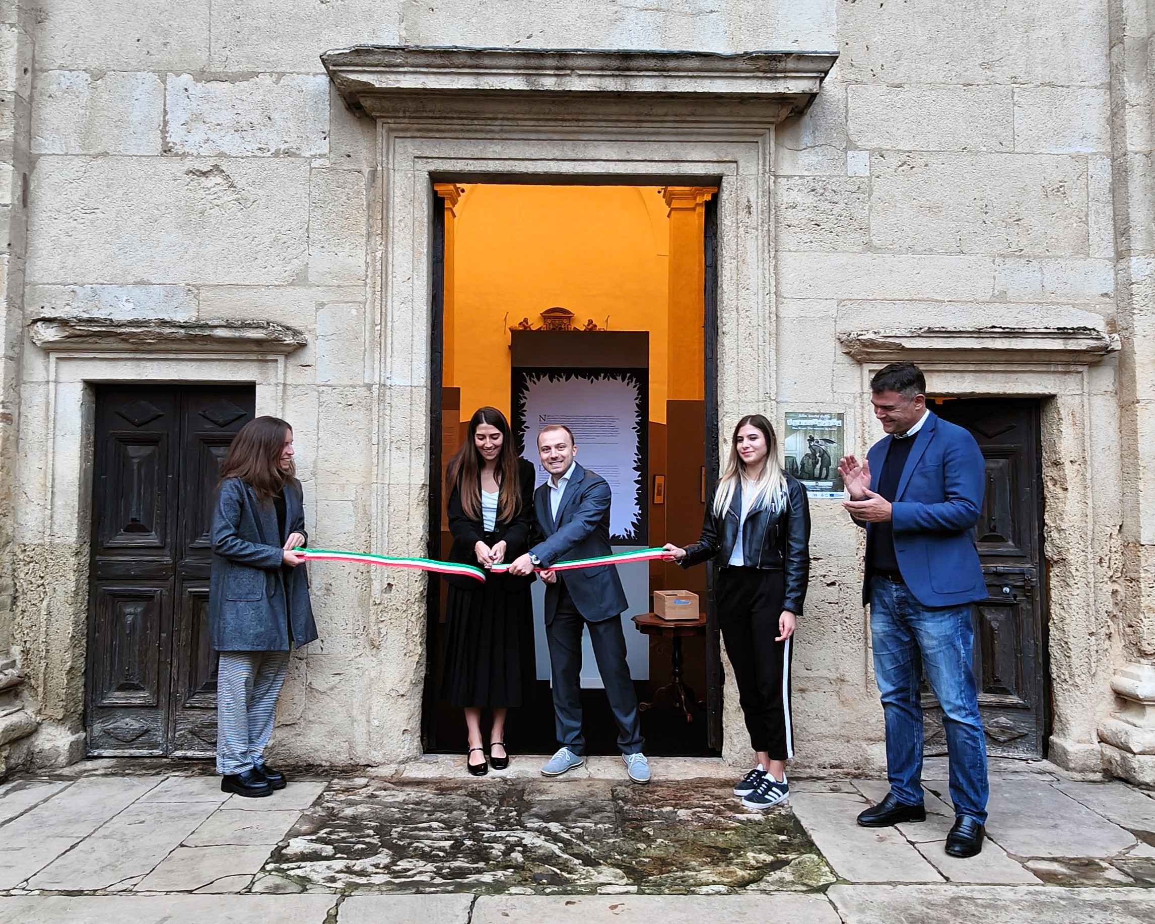 Taglio del nastro inaugurazione mostra dedicata a Max Ernst a Vigoleno