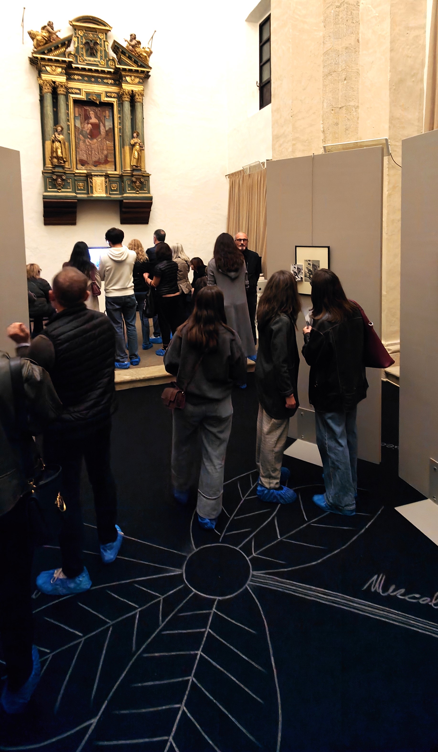 Scorcio dei visitatori all'inaugurazione della mostra dedicata a Max Ernst a Vigoleno