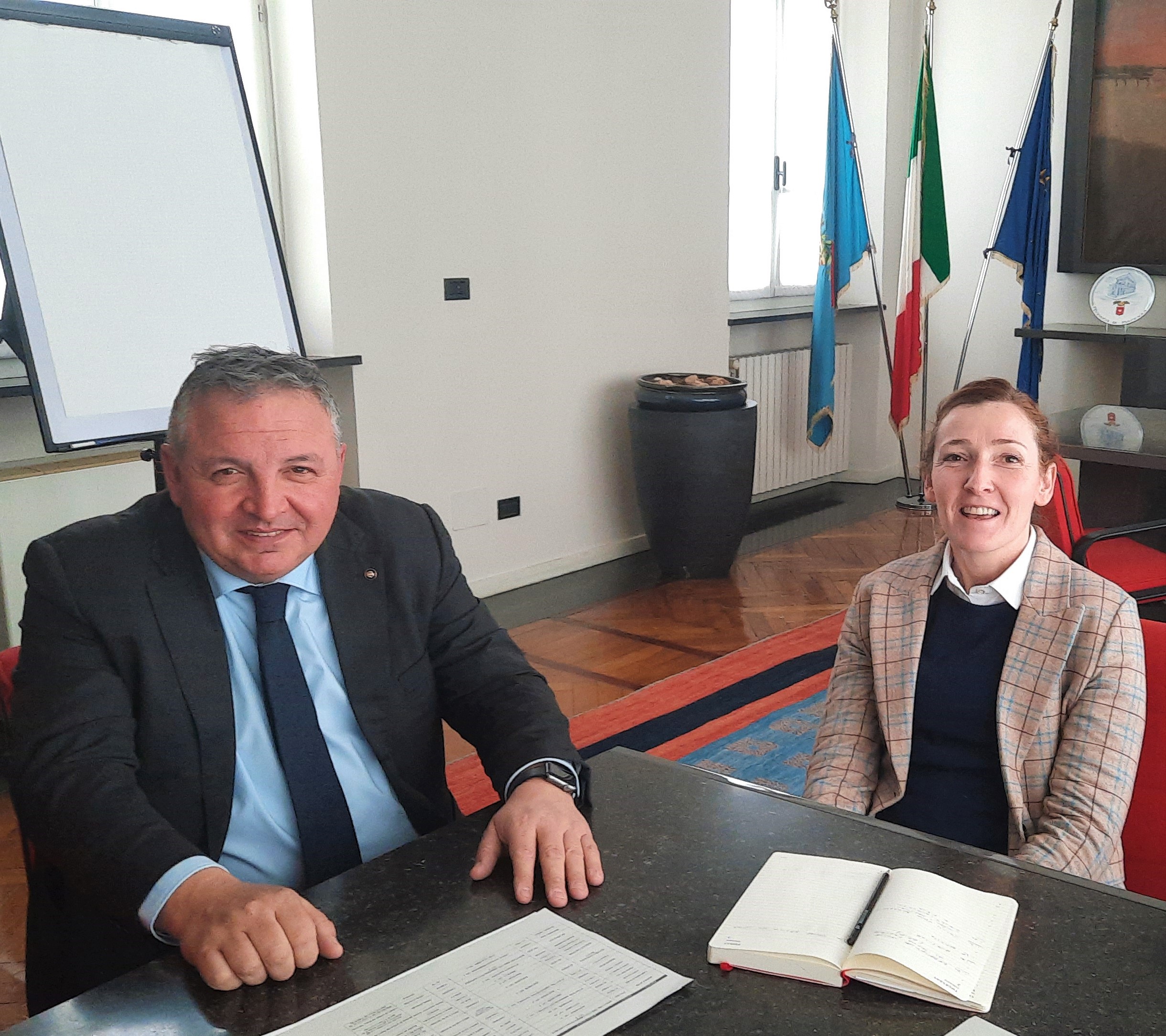 Nella foto: il presidente uscente dell'associazione 'Piacenza nel Mondo', Giovanni Piazza, e la presidente della Provincia di Piacenza, Monica Patelli